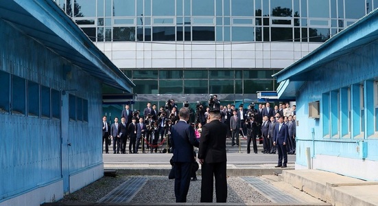 UPDATE - Summitul intercoreean - Kim Jong-un a trecut graniţa în Coreea de Sud: Sper să scriem un nou capitol despre noi/ Preşedintele sud-coreean: Oamenii din întreaga lume au speranţe mari. Au convenit denuclearizarea Peninsulei Coreene - FOTO, VIDEO

