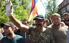 Opozantul armean Nikol Paşinian, în turneu în provincie