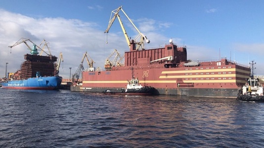 Controversata centrală nucleară plutitoare rusă Akademik Lomonosov, scoasă la apă