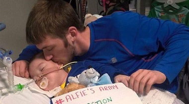 Papa Francisc, ”profund afectat” de moartea micului Alfie Evans
