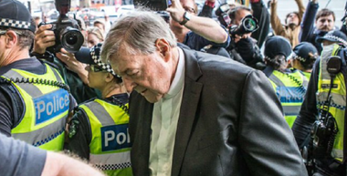 Cardinalul australian Pell, al treilea în ierarhia Vaticanului, trimis în judecată în legături cu abuzuri sexuale vechi