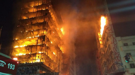 Un turn din oraşul brazilian Sao Paulo se surpă în urma unui incendiu - VIDEO