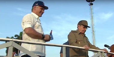 Participanţii la marşul de 1 Mai în Cuba, uniţi în spatele lui Miguel Diaz-Canel şi Raul Castro