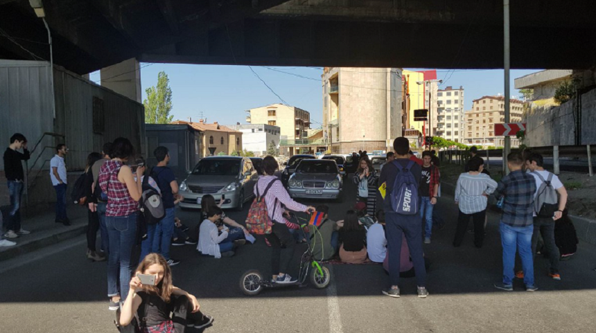 Mii de manifestanţi pro-Paşinian blochează Erevanul