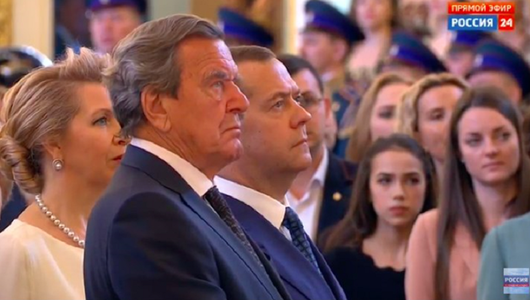 Putin îl propune din nou pe Medvedev premier