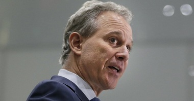 Procurorul general al New York-ului şi-a dat demisia după ce patru femei l-au acuzat de agresiune
