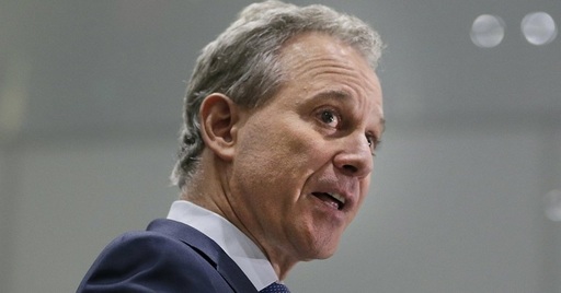 Procurorul general al New York-ului şi-a dat demisia după ce patru femei l-au acuzat de agresiune
