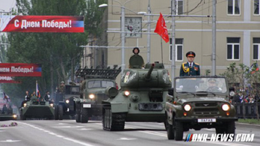 Rebeli proruşi defilează cu armament greu în estul Ucrainei pentru a marca victoria URSS împotriva Germaniei naziste în 1945 şi încalcă tratatul de pace din 2015