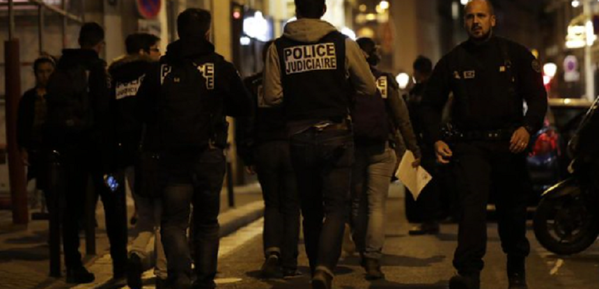 Anchetatorii încearcă să scoată la lumină eventuale complicităţi în atacul cu cuţitul de la Paris