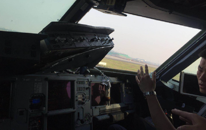 Un geam al cockpitului unui Airbus explodează în zbor şi răneşte copilotul în timpul unei legături între oraşul chinez Chongqing şi capitala tibetană Lhassa
