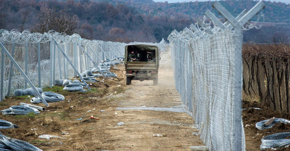 Muntenegru ar putea construi un gard din sârmă ghimpată la frontiera cu Albania pentru a-i opri pe migranţi