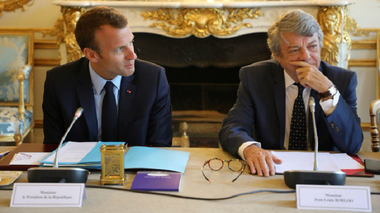 Macron îndeamnă, fără un plan în cifre, la ”schimbarea metodei” în privinţa cartierelor de periferie defavorizate