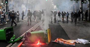 Peste 130 de persoane reţinute la Paris, dintre care 101 arestate într-un liceu ocupat, după o zi de mobilizare a funcţionarilor