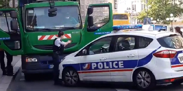 Doi gunoieri arestaţi la Paris în apropierea unui camion de gunoi furat într-o acţiune anti-Macron