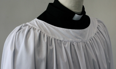 Biserica Anglicană a cumpărat sutane realizate din materiale obţinute din plastic
