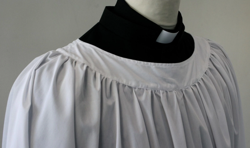 Biserica Anglicană a cumpărat sutane realizate din materiale obţinute din plastic