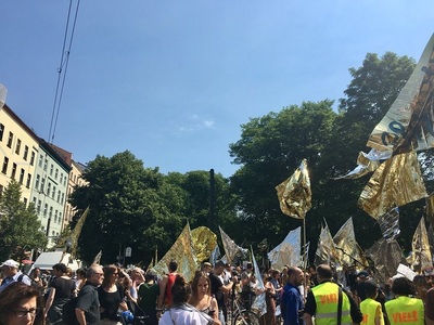 Proteste la Berlin: Demonstranţii de extremă-dreaptă, depăşiţi numeric de contra-manifestanţi - VIDEO

