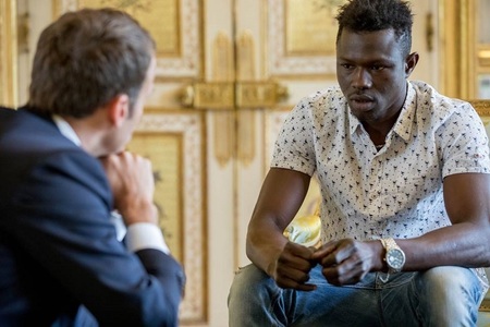 Mamoudou Gassama, un tânăr fără acte din Mali care a salvat un copil la Paris, primit la Palatul Elysée