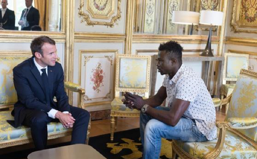 Tânărul migrant din Mali fără acte Mamoudou Gassama va fi naturzalizat şi va intra la pompieri, anunţă Macron