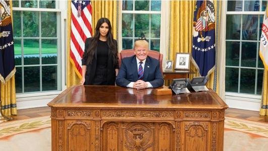 Kardashian s-a întâlnit cu Trump la Casa Albă pentru a cere graţierea unei femei condamnate pe viaţă pentru o infracţiune minoră