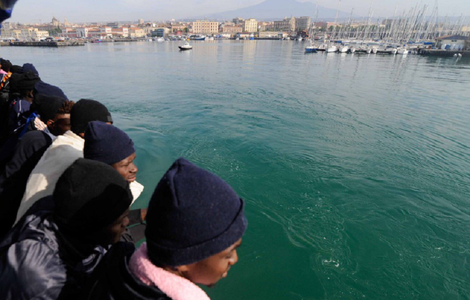 Aproape 160 de migranţi, inclusiv 36 de minori neînsoţiţi, aduşi în Italia de nava Aquarius
