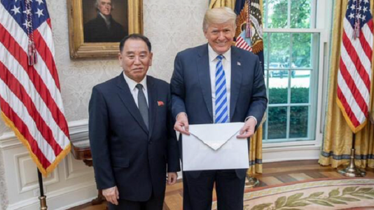 AP: De ce i-a trimis Kim Jong Un o scrisoare atât de mare lui Trump?