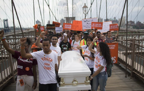 Marş pe Podul Brooklyn din New York în semn de protest faţă de violenţe implicând arme de foc