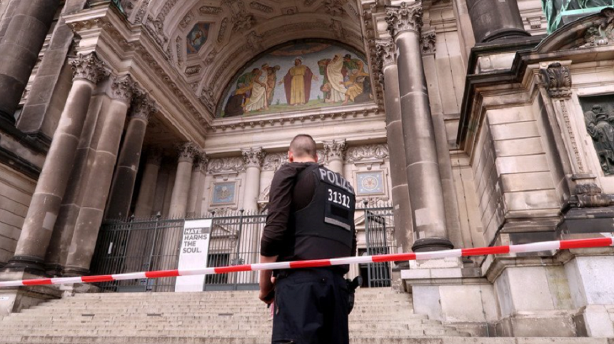 Bărbatul de la Catedrala din Berlin, rănit prin împuşcare în picioare de către un poliţist; incidentul nu ar avea legătură cu terorismul, scrie presa