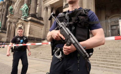Un austriac în vârstă de 53 de ani, rănit în Catedrala din Berlin; poliţistul, rănit de colegul său, în stare gravă