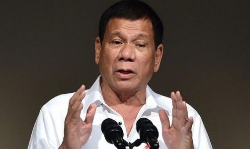 Preşedintele filipinez Rodrigo Duterte, criticat după ce a sărutat o muncitoare filipineză în Coreea de Sud

