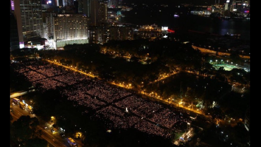 Priveghi cu lumânări la Hong Kong, în amintirea reprimării mişcării studenţeşti în Piaţa Tiananmen