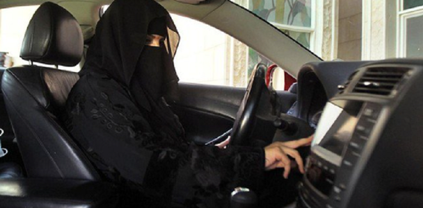 Arabia Saudită a început să elibereze permise de condus auto femeilor
