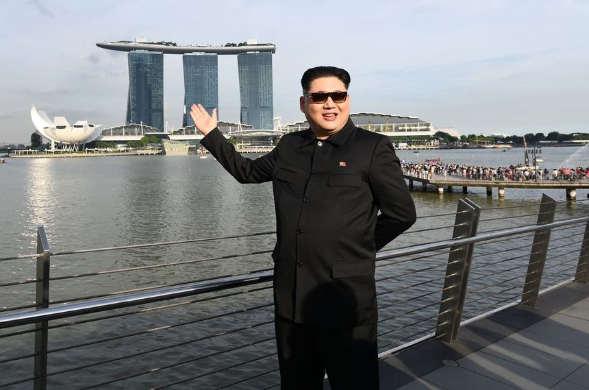 Un imitator al lui Kim Jong Un spune că a fost reţinut pe aeroportul din Singapore şi chestionat în legătură cu vederile sale politice