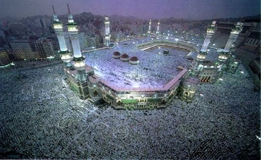 Un pelerin s-a sinucis aruncându-se de pe acoperişul Marii Moschei din Mecca