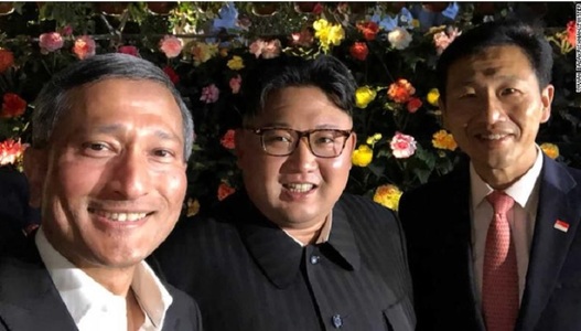 Liderul nord-coreean Kim Jong Un apare pentru prima dată într-un selfie, în timpul unui tur nocturn prin Singapore. FOTO