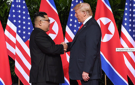 UPDATE - Donald Trump şi Kim Jong Un şi-au dat mâna la un summit istoric în Singapore. Ei au semnat un document în vederea denuclearizării complete a peninsulei coreene. Kim: "Lumea va asista la schimbări majore". FOTO/VIDEO