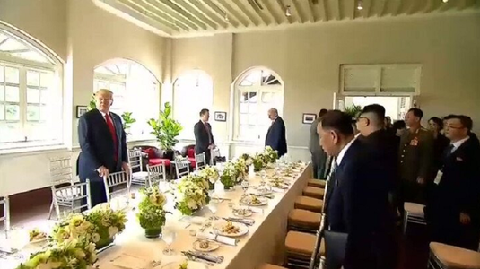 Trump şi Kim discută în timpul mesei 