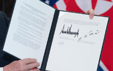 Trump şi Kim se angajează în documentul semnat la summitul din Singapore în vederea ”denuclearizării complete” a peninsulei coreene, ”să stabilească noi relaţii între Statele Unite şi RPDC, conform dorinţei celor două popoare din cele două ţări, de pace şi prosperitate” şi la recuperarea rămăşiţelor prizonierilor de război 