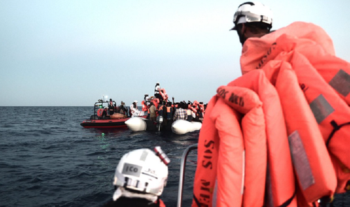 Organizaţiile umanitare protestează faţă de decizia Italiei de a trimite nava cu migranţi în Spania