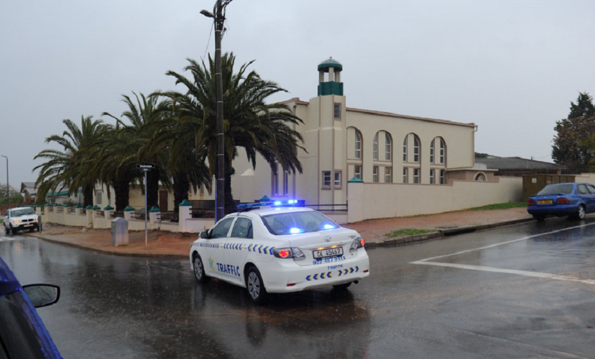 Două persoane ucise cu lovituri de cuţit într-o moschee în Africa de Sud; suspectul împuşcat de poliţie