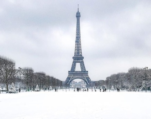La Turnul Eiffel a fost construit un perimetru de securitate pentru a preveni atacurile teroriste

