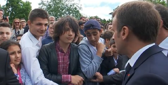 Macron îl pune sec la punct pe un tânăr care i-a spus "Manu"