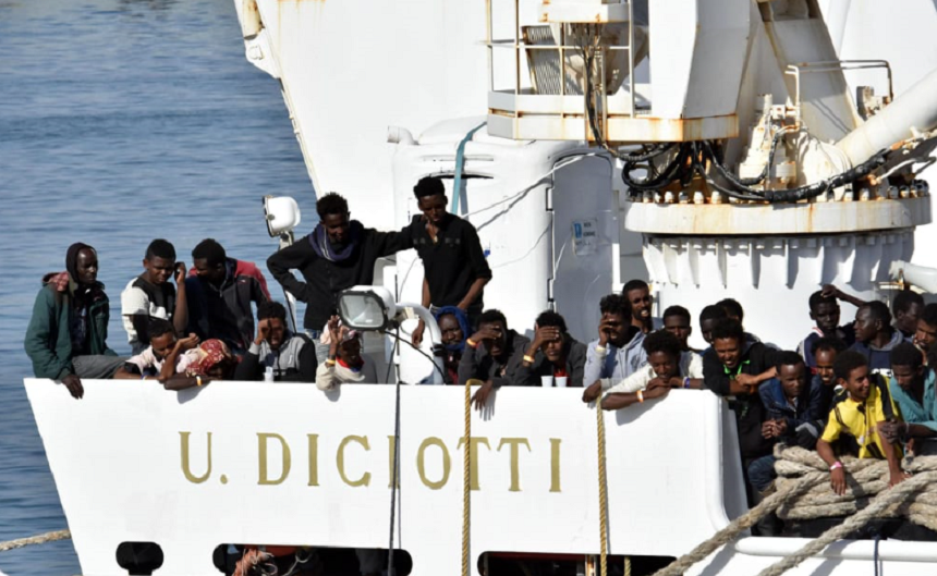 Nava Diciotti a Pazei de Coastă italiene acostează în Sicilia cu peste 500 de migranţi la bord