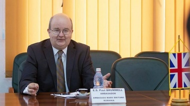 Ambasadorul britanic în România, Paul Brummell, primit la Iaşi cu un steag britanic din 1801, o gafă atribuită de primărie prefecturii
