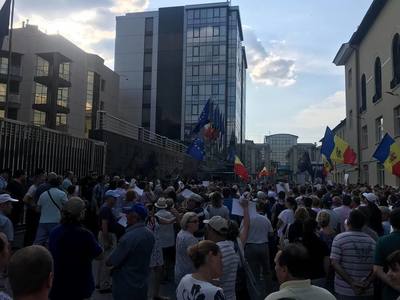 Chişinău: Protest "Până aici! Ne-am săturat!” faţă de invalidarea alegerilor locale. Sute de oameni au ieşit în stradă. VIDEO
