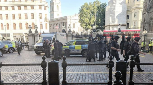 Bărbat arestat la Londra după ce a blocat staţia Charing Cross, evacuată, ameninţând că are o bombă asupra sa