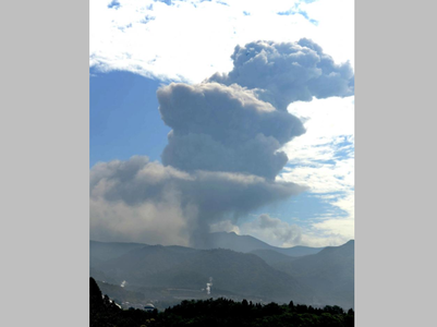 Un vulcan din Japonia care apare într-unul dintre filmele francizei „James Bond” a erupt vineri