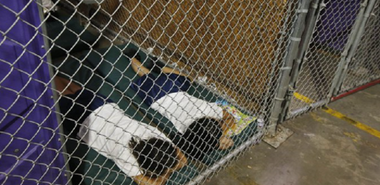 Trump, în continuare ferm pe tema migraţiei, în timp ce 2.000 de copii rămân despărţiţi de părinţii lor