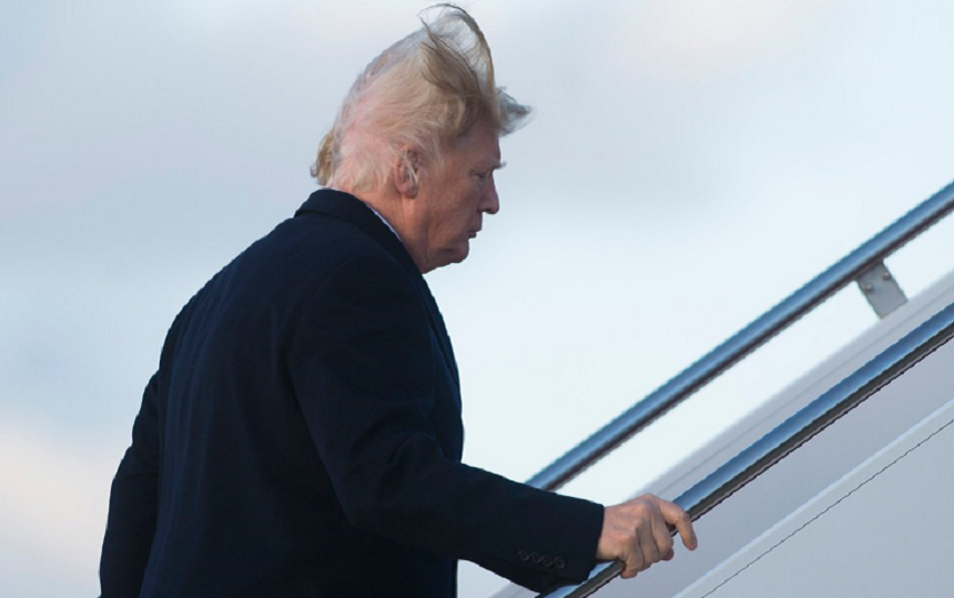 Trump îşi laudă părul, unul dintre marile sale atuuri, la un miting de susţinere a guvernatorului republican din South Carolina Henry McMaster