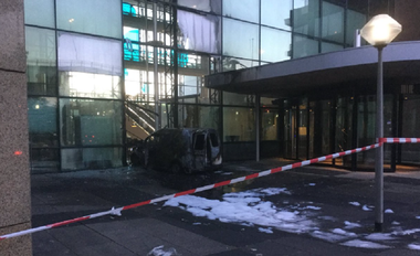 O camionetă intră în faţada de sticlă a ziarului De Telegraaf din Amsterdam